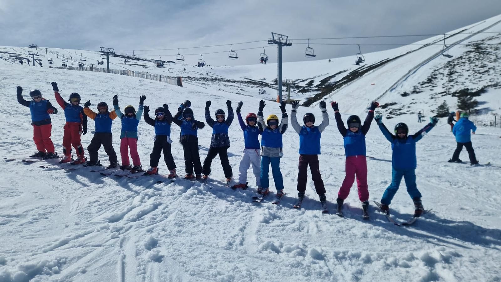 Alumnos de colegio aprendiendo a esquiar en Valdesquí