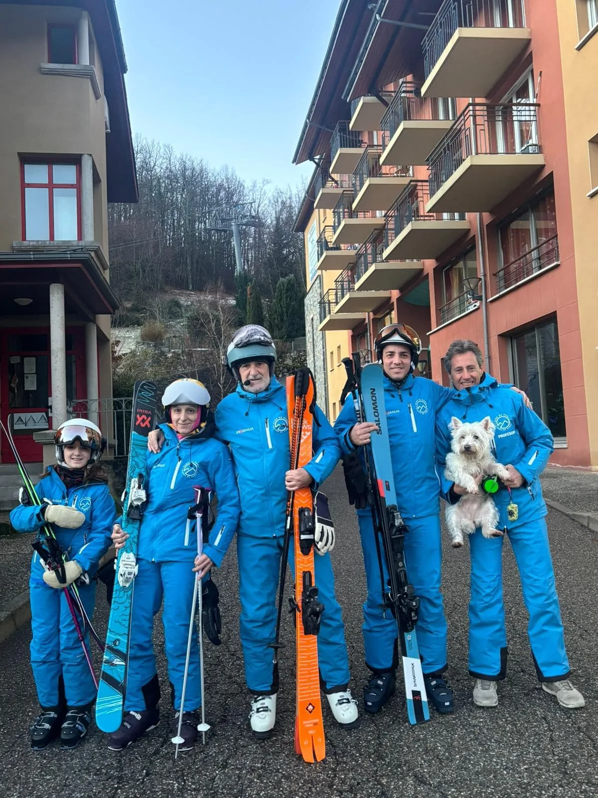 Amigos del club en un viaje de esquí