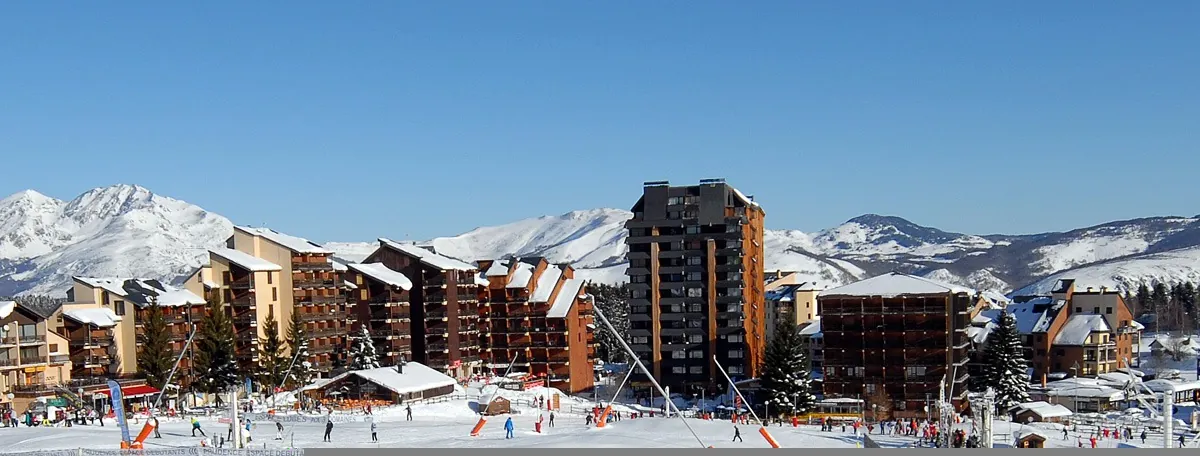 Pie de pistas de Ax 3 Domains con las montañas nevadas al fondo