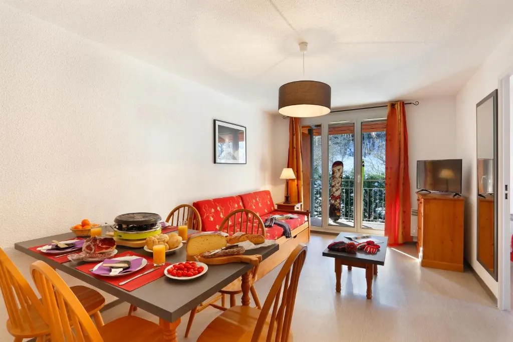 Salón-comedor luminoso con balcón en uno de los apartamentos