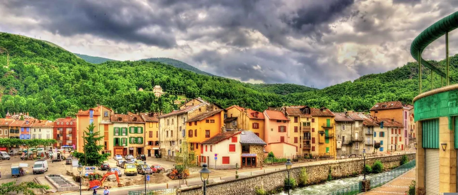 Casas de colores junto al río en Ax-les-Thermes