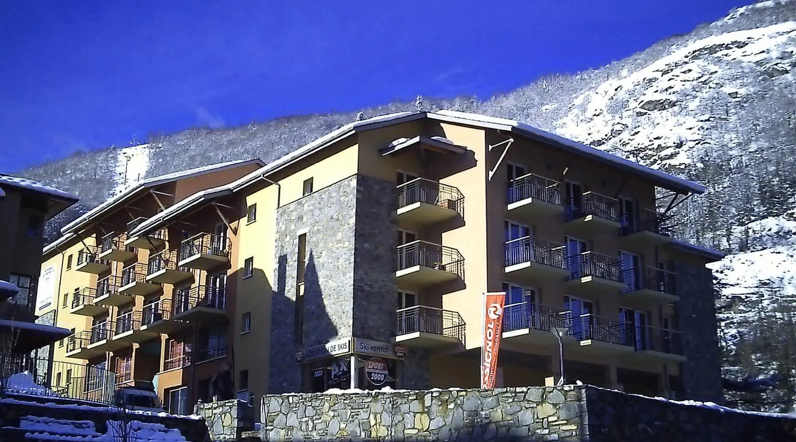 Residencia de apartamentos de piedra y madera en Ax-les-Thermes