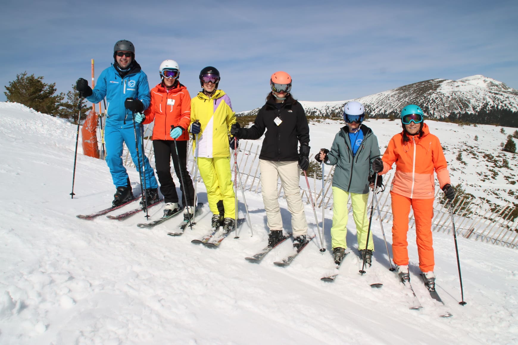 Esquí Adultos — grupo de adultos en la sierra