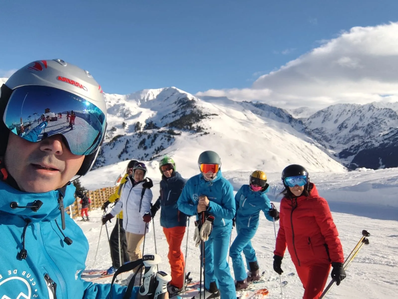 Grupo de adultos del Club de Esquí Sierra de Madrid en un viaje