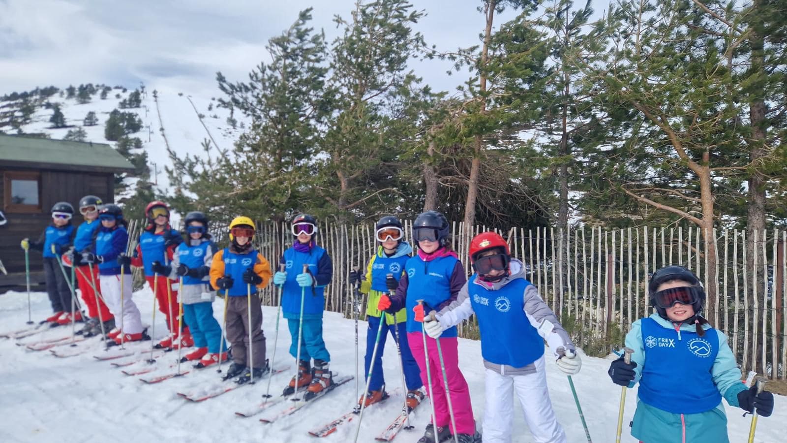 Grupo de alumnos de instituto esquiando en la Sierra de Madrid