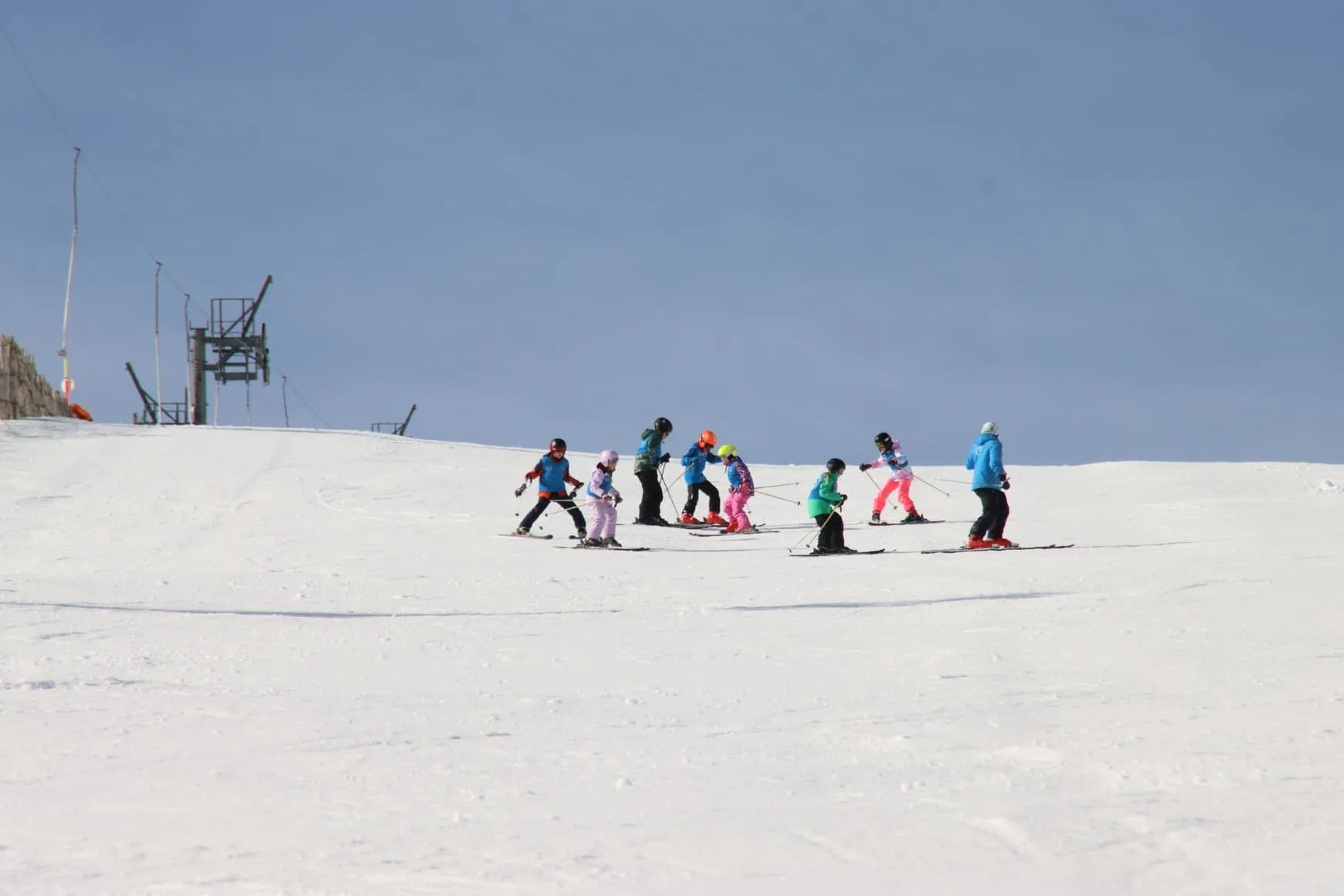 Grupo de socios del Club de Esquí Sierra de Madrid en la nieve