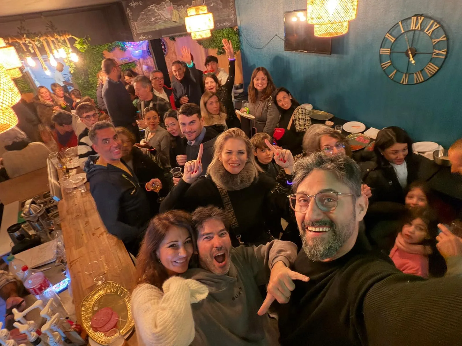 El grupo celebrando la cena de Nochevieja en Ax-les-Thermes