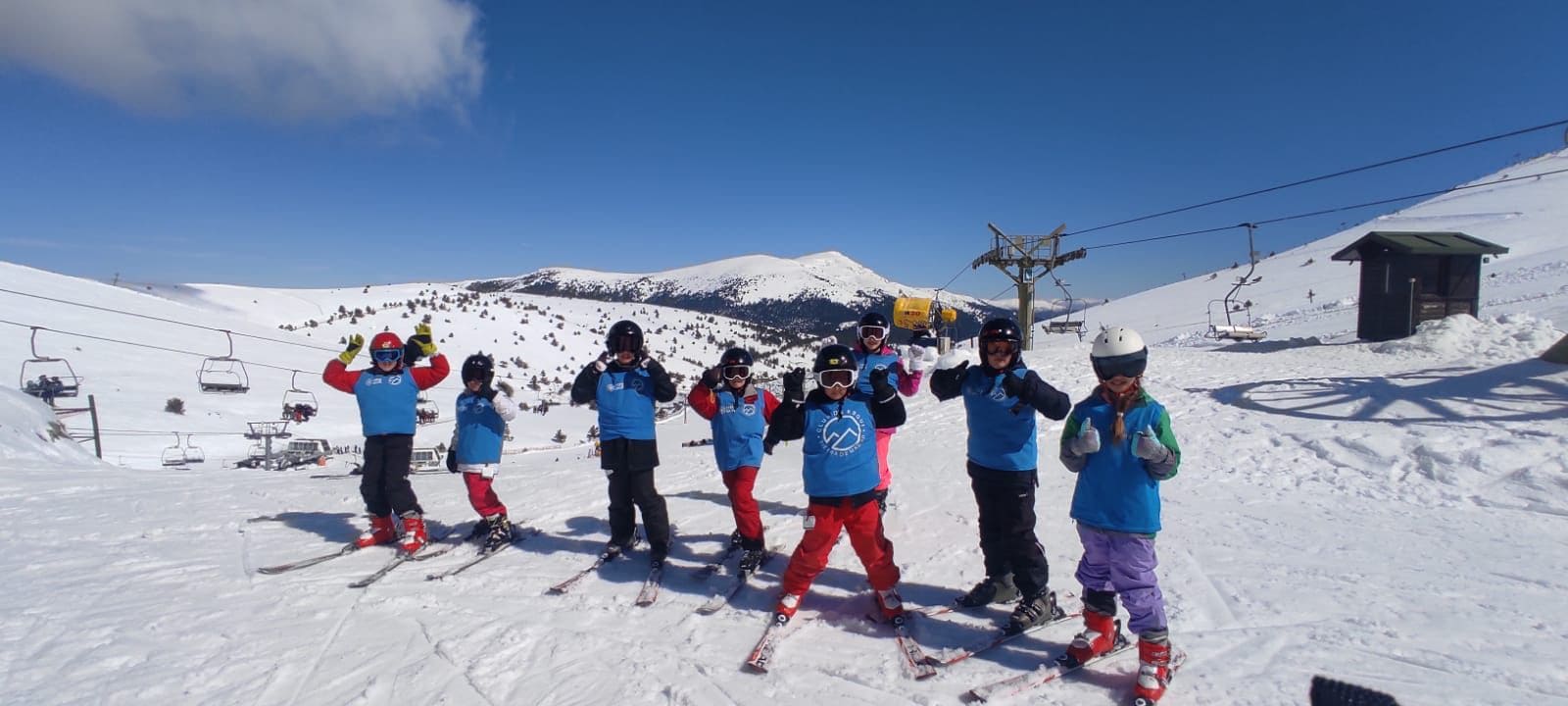 Grupos de niños de colegio esquiando en Valdesquí, Madrid