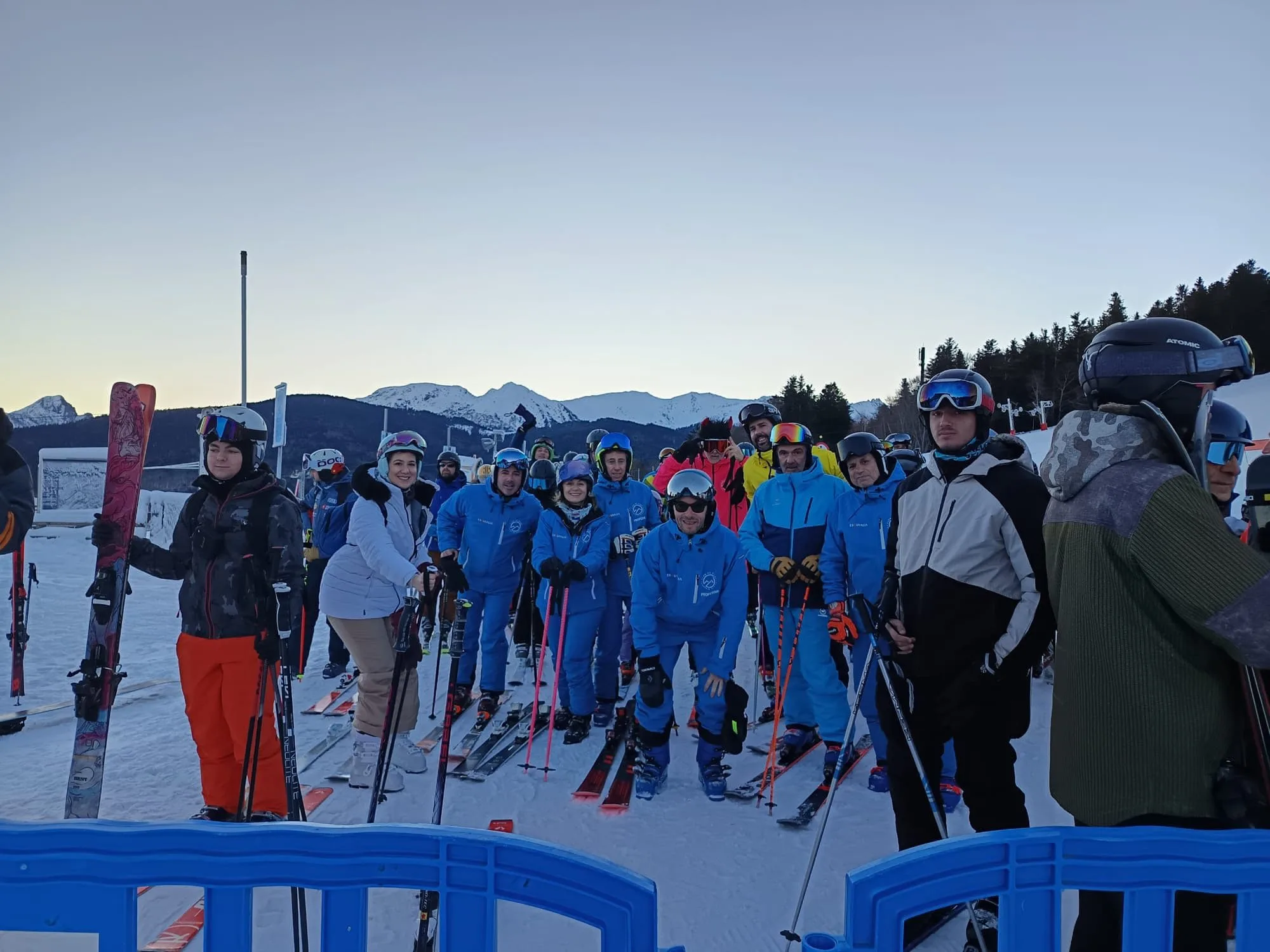 Grupos del club esquiando en Sierra Nevada durante la Semana Santa
