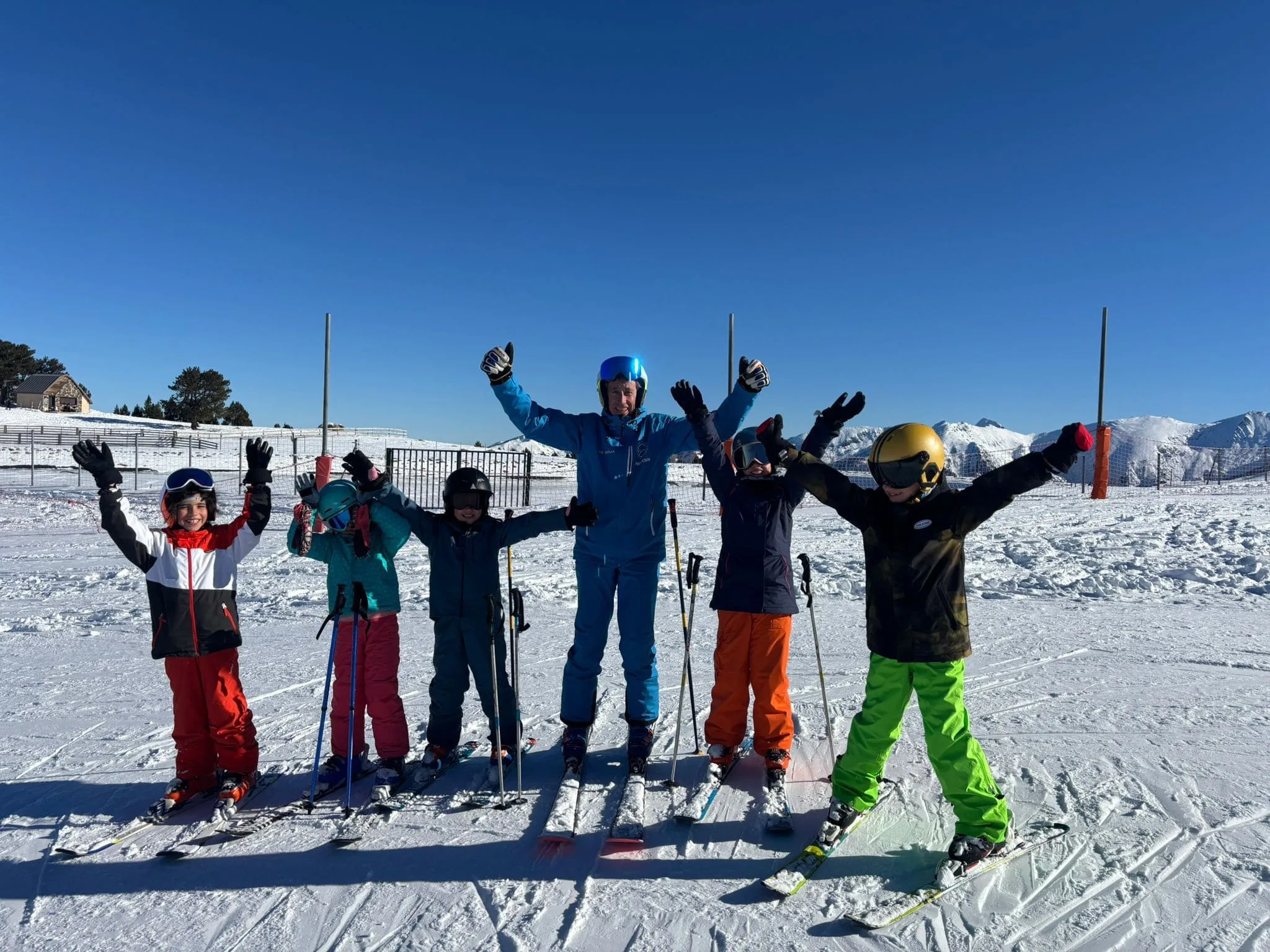 Niños del club de esquí disfrutando de la nieve