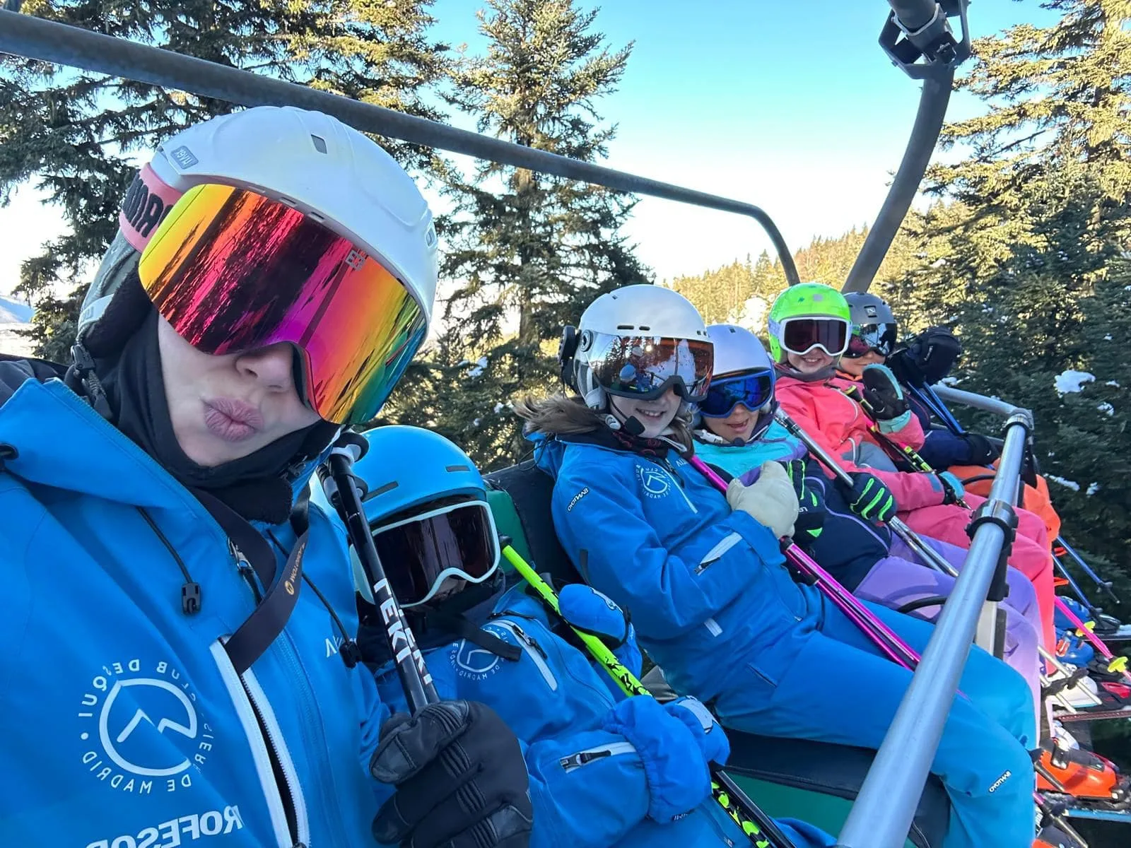 Telesilla en Sierra Nevada con el grupo del club durante la Semana Santa